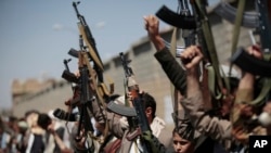 Des rebelles Houtis avec leurs Kalachnikov a Sanaa au Yemen. Dimanche 2 octobre 2016. 