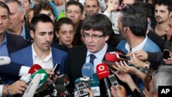 Le président de la Catalogne, Carles Puigdemont, au centre, parle à la presse, le 1er octobre 2017. 