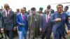 Mataimakin shugaban Najeriya, Farfesa Yemi Osibanjo (Tsakiya sanye babbar riga) yayin da suke rangadin wasu gidajen man fetir a Legas