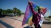 Des militants brandissent des drapeaux arc-en-ciel devant la Haute Cour du Botswana à Gaborone le 29 novembre 2021.