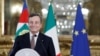 Le nouveau Premier ministre italien Mario Draghi s'adresse aux médias après avoir rencontré le président Sergio Mattarella, à Rome, Italie, le 12 février 2021. REUTERS/Yara Nardi/Pool