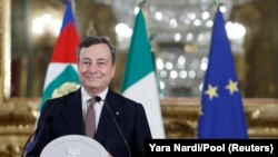 Le nouveau Premier ministre italien Mario Draghi s'adresse aux médias après avoir rencontré le président Sergio Mattarella, à Rome, Italie, le 12 février 2021. REUTERS/Yara Nardi/Pool