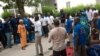 Vue du personnel de Tigo réunion en sit-in dans les locaux de leur entreprise, le 1er avril 2019. (VOA/André Kodmadjingar)