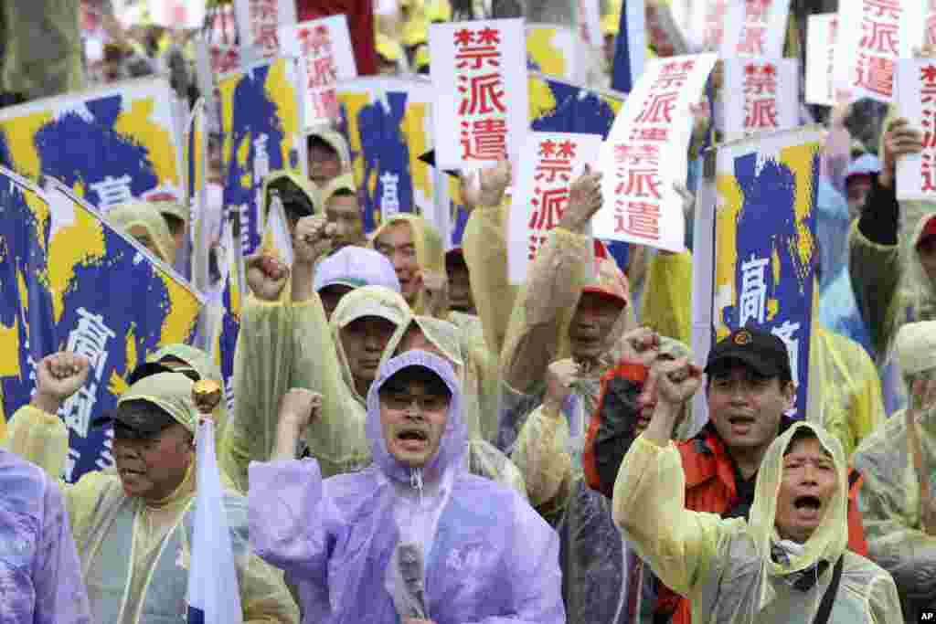 Aktivis Hak Pekerja meneriakkan yel-yel sambil memegang spanduk bertuliskan &quot;Forbid Temporary Worker Services&quot; (Larang Layanan Pekerja Sementara) dalam pawai memperingati Hari Buruh Internasional di Taipei, Taiwan.