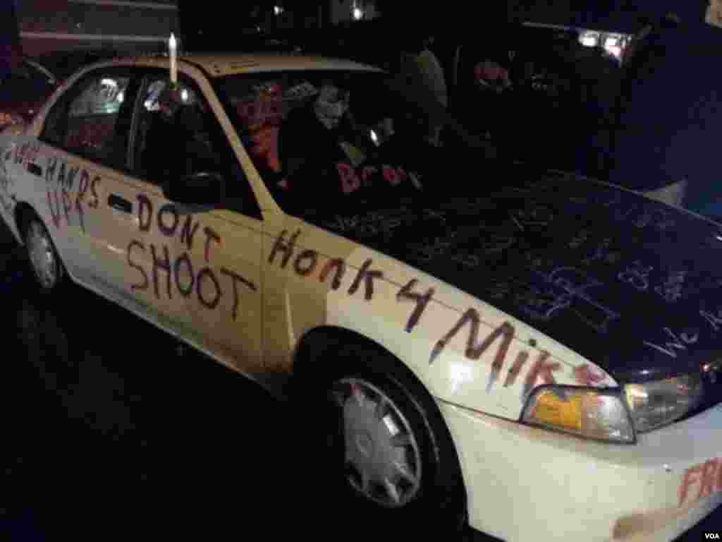 Seorang wartawan mengunggah foto ini di Twitter yang menunjukkan mobil yang bertuliskan pesan dukungan untuk Michael Brown, diparkir di luar markas polisi di Ferguson, Missouri (23/11).&nbsp;