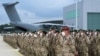 Des soldats allemands lors du dernier appel devant un avion cargo Airbus A400M des forces armées allemandes après leur retour d'Afghanistan sur l'aérodrome de Wunstorf, en Allemagne, le 30 juin 2021. (Hauke-Christian Dittrich/Pool via REUTERS)