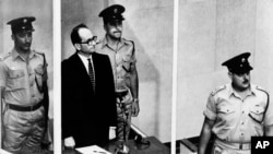 Adolf Eichmann dans la salle d'audience de Jérusalem lors de son procès en 1961 pour crimes de guerre commis pendant la Seconde Guerre mondiale.