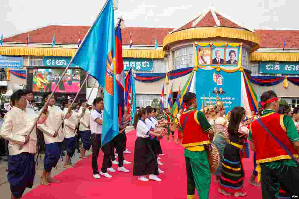 ក្រុមសិល្បករសម្តែងរបាំ នៅក្នុងពិធីរំឭកខួបថ្ងៃ៧ មករា លើកទី៣៨ នៅឯទីស្នាក់ការគណបក្សប្រជាជនកម្ពុជា ក្នុងរាជធានីភ្នំពេញ កាលពីថ្ងៃទី៧ ខែមករា ឆ្នាំ២០១៧។ (ហ៊ាន សុជាតា/ VOA)