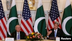 Ngoại trưởng Hoa Kỳ John Kerry (phải) và ông Sartai Azis, Cố vấn An ninh Quốc Gia và các Vấn đề Ngoại giao của Pakistan tại Washington, 27/1/2014