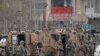 Des soldats de l'OTAN inspectent près du site d'une attaque à Kaboul, en Afghanistan, le 25 mars 2020.