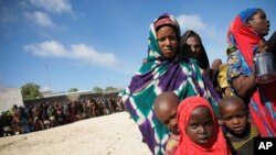 Des femmes attendant une distribution de vivres à Mogadiscio