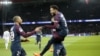L’attaquant brésilien du PSG, Neymar (à droite), son coéquipier français Layvin Kurzawa (centre en bas) et Kylian Mbappe jubilent après un but lors du match du championnat français contre et Marseille (OM) au Parc des Princes, Paris, 25 février 2018.