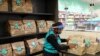 Une employée trie les commandes reçues en ligne avant qu'elles ne soient livrées à Johannesburg, Afrique du Sud, le 14 juillet 2020.