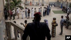 Sejumlah warga tampak mengantre untuk menggunakan hak pilih mereka dalam pemilu legislatif di sebuah tempat pemungutan suara di Dakar, Senegal, pada 17 November 2024. (Foto: AP/Annika Hammerschlag)