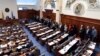 Grupa poslanika opozicione VMRO-DPMNE stoji u znak bojkota dok makedonski parlament glasa o početku procedure za promenu ustava zemlje.