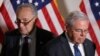 Le chef de la majorité du Sénat américain Chuck Schumer (démocrate de New York) avec le sénateur Bob Menendez (démocrate du New Jersey) lors d'une conférence de presse au Capitole, le 18 mai 2021. 