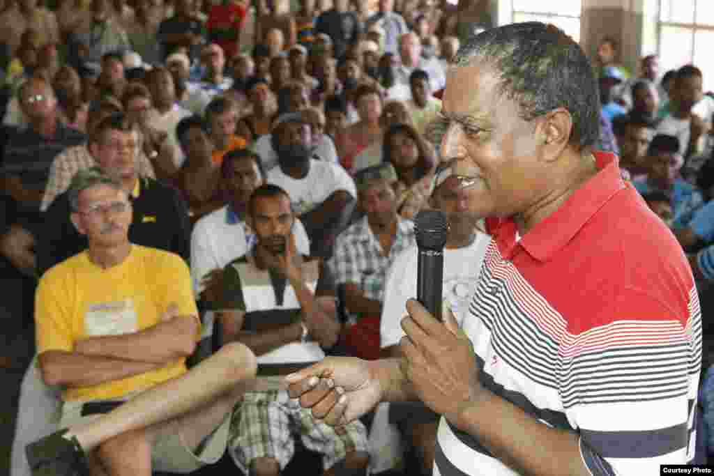 Desmond D'Sa berbicara dalam pertemuan dengan nelayan di Chatsworth, Durban, Afrika Selatan. (Goldman Environmental Prize)