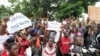 Des personnes demandent la libération du présentateur radio Mohamed Youssouf Bathily connu sous le nom de "Rasbath", à Bamako, au Mali, le 17 août 2016.