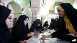 عکس رویترز: یک مرکز رای دهی در ولایت قم