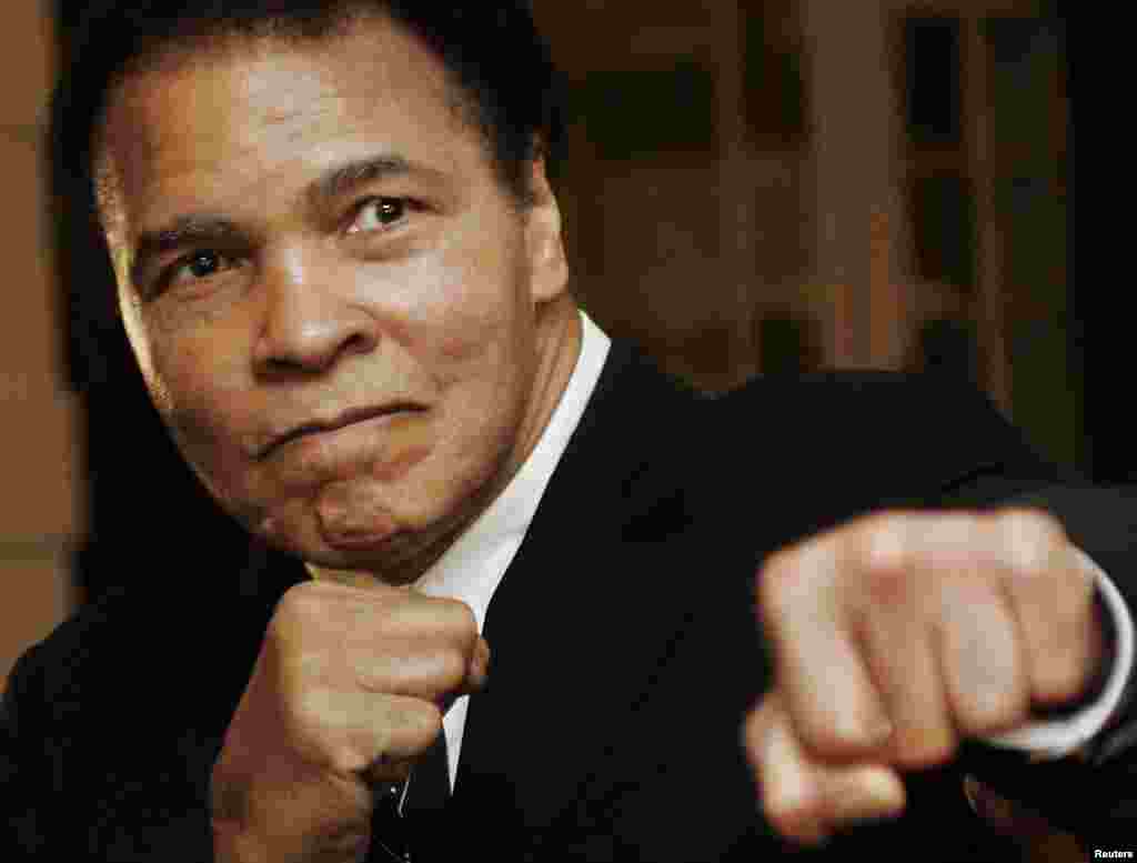 Petinju legendaris Muhammad Ali berpose dalam upacara Crystal Award di Forum Ekonomi Dunia di Davos, Swiss, 28 Januari 2006. (Reuters/Andreas Meier)