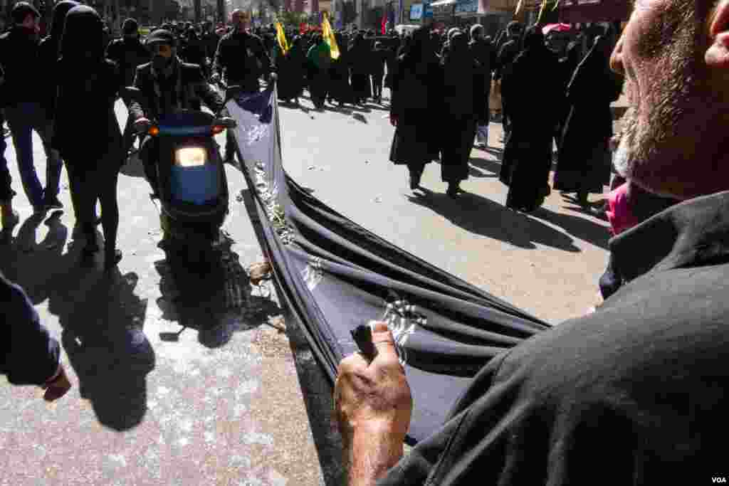 During Ashura, funds are collected for local mosques and other locally-focused causes, Beirut, Lebanon, Nov. 4, 2014. (John Owens / VOA)