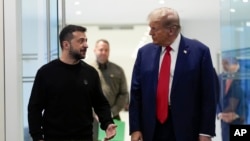 FILE - Umongameli Donald Trump lomongameli Volodymyr Zelenskyy wele-Ukraine e Trump Tower eNew York, Sept. 27, 2024. 