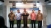 Kapolri Jenderal Badrodin Haiti (tengah) di Kantor Presiden menjelaskan soal isu beras plastik, di Jakarta Selasa 26/5 (foto: VOA/Andylala).