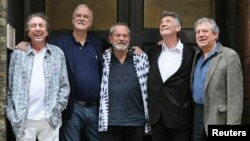 Članovi britanske družine Monty Python, sa lijeva, Eric Idle, John Cleese, Terry Gilliam, Michael Palin i Terry Jones (2014.)