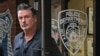 L'acteur Alec Baldwin sort du commissariat du 10e arrondissement de la police de New York, vendredi 2 novembre 2018.