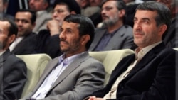 اسفندیار رحیم مشایی(راست) در کنار احمدی نژاد