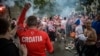Des supporters croates se réunissent en dehors du stade avant que le match entre la Turquie et la Croatie au Parc des Princes à Paris, France, 12 juin 2016. epa/ CHRISTOPHE PETIT TESSON
