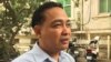 លោក សំ សុគង់ មេធាវី​ការពារ​ក្តី​ឲ្យ​លោក សម រង្ស៊ី និយាយ​ជាមួយ​អ្នកសារព័ត៌មាន​ក្រោយពី​ចេញពី​ស្តាប់​ការប្រកាស​សវនាការ​សាលាឧទ្ធរណ៍ នៅ​ថ្ងៃទី​៩ ខែកុម្ភៈ ឆ្នាំ២០១៧។ (កាន់ វិច្ឆិកា/VOA)