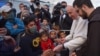 Papa Françesku takohet me refugjatët në ishullin grek Lesbos.