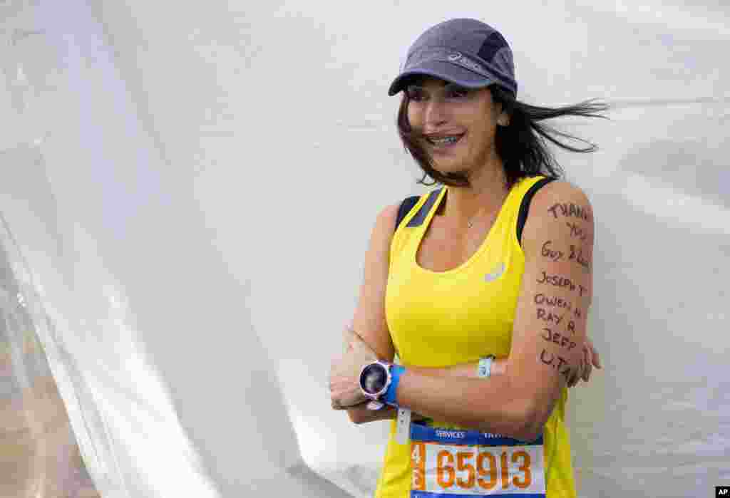 L&rsquo;actrice Teri Hatcher pose pour les photographes avant qu&#39;elle prenne part au marathon de New York à New York, le 2 novembre 2014. 
