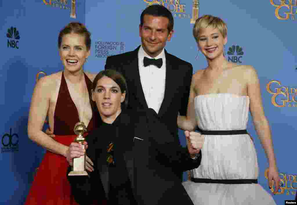 Bintang &quot;American Hustle&quot; Amy Adams, Bradley Cooper dan Jennifer Lawrence berpose dengan produser Megan Ellison setelah film tersebut memenangkan penghargaan untuk Film Musikal atau Komedi Terbaik dalam Golden Globes Awards, 12 Januari 2014.