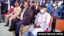 Ouverture de la concertation politique, côte à côte, les Chefs de la Majorité et de l'Opposition, à Madingou, 25 novembre 2020. (VOA/Arsène Séverin)