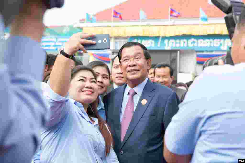 លោកនាយករដ្ឋមន្ត្រីហ៊ុន សែន ថតរូបជាមួយអ្នកគាំទ្ររបស់លោក ក្នុងពិធីរំឭកខួបថ្ងៃ៧ មករា លើកទី៣៨ នៅឯទីស្នាក់ការគណបក្សប្រជាជនកម្ពុជា ក្នុងរាជធានីភ្នំពេញ កាលពីថ្ងៃទី៧ ខែមករា ឆ្នាំ២០១៧។ (ហ៊ាន សុជាតា/ VOA)