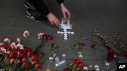 Mtu awasha mshumaa kuomboleza wale waliouawa na mlipuko St Petersburg, Russia