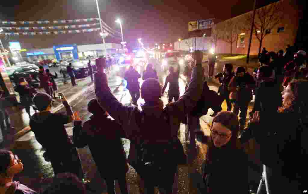 Para demonstran memblokir persimpangan jalan yang sibuk saat berbaris untuk memprotes penembakan Michael Brown,&nbsp;di St. Louis, Missouri (23/11). (AP/David Goldman)