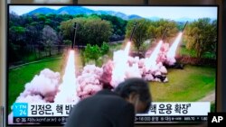 资料照片：韩国首尔火车站在播放朝鲜发射多枚火箭的电视新闻。(2024年4月23日)