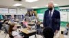 Le président américain Joe Biden visite l'école primaire Yorktown à Yorktown, en Virginie, le 3 mai 2021. 
