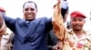 Le président du Tchad Idriss Deby Itno, au centre, et le commandant en second et son fils Mahamat lors d'une cérémonie de bienvenue, à N'Djamena, le 13 mai 2013.