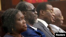 Pascal Affi N'Guessan, deuxième depuis la droite, comparait au procès de Simone Gbagbo, l'ancienne premirère dame ivoirienne, première à gauche aux cotés de l'ancien Premier minsitre Gilbert Ake N'Gbo, deuxième à gauche et du Vice-rrésident du FPI, Aboudramane Sangare, dernier à droite.