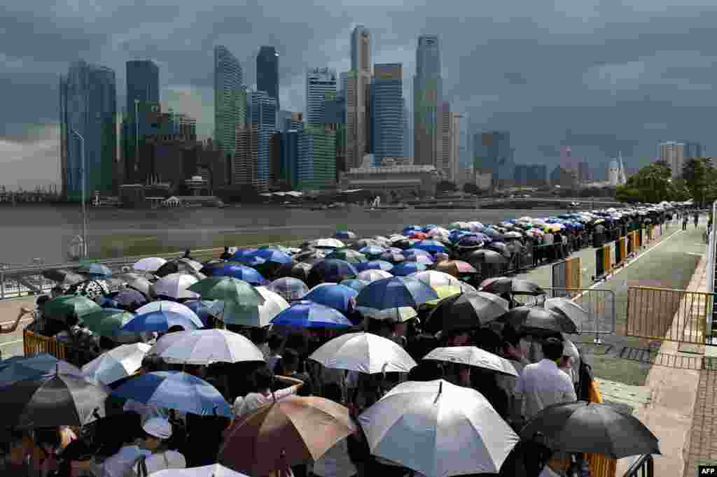 Mourners queue to pay their respects to Singapore's late former Prime Minister Lee Kuan Yew where he lies in state at Parliament House in Singapore, March 28, 2015. He died at the age of 91 on March 23.