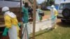 Des agents de la santé en tenue de protection transportent une civière destinée aux malades d’Ebola, Beni, Nord-Kivu, RDC, 5 septembre 2018. (Twitter/Minsitère de la Santé RDC)