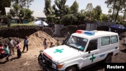Une ambulance attend à côté d'une clinique de santé pour transporter un patient suspecté d'Ebola, à Goma en République démocratique du Congo, le 5 août 2019. REUTERS/Baz Ratner