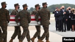 Predsjednik SAD Joe Biden, prva dama Džil i zvaničnici administracije prisustvuju ceremoniji prenosa posmrtnih ostataka vojnika poginulih u samoubilačkom napadu u Kabulu, (Foto: Reuters/Tom Brenner)