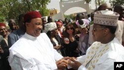 Mahamadou Issoufou (à gauche) à Niamey, le 12 mars 2011