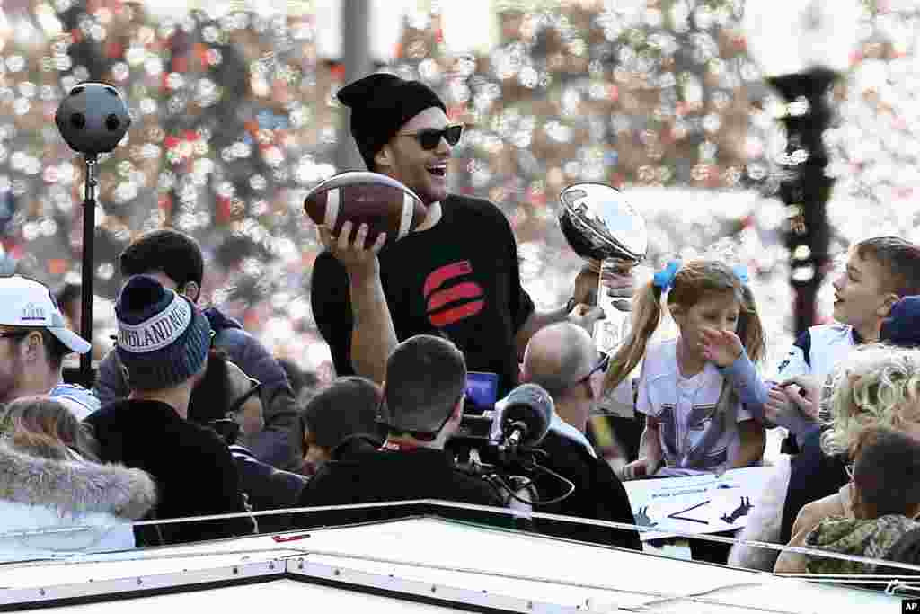 កីឡាករ Tom Brady នៃ​ក្រុមNew England Patriots ជិះ​ទូក​មួយ​អំឡុង​ការ​ដង្ហែក្បួន​កាត់​ទីក្រុង Boston រដ្ឋ Massachusetts ដើម្បី​អបអរ​ជ័យ​ជម្នះ​របស់​ខ្លួន​កាលពី​ថ្ងៃអាទិត្យ​ក្នុង​កម្មវិធី​ប្រកួត Super Bowl 53 ក្នុង​ទីក្រុង Atlanta។