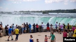Turis memadati salah satu area di Air Terjun Niagara di Ontario, Kanada, pada 28 Juni 2022. (Foto: Reuters/Carlos Osorio)